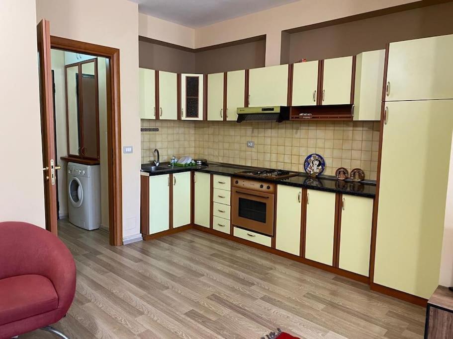 Апартаменты *Heart Of New Bazaar 1 Bed Apt* Тирана Экстерьер фото